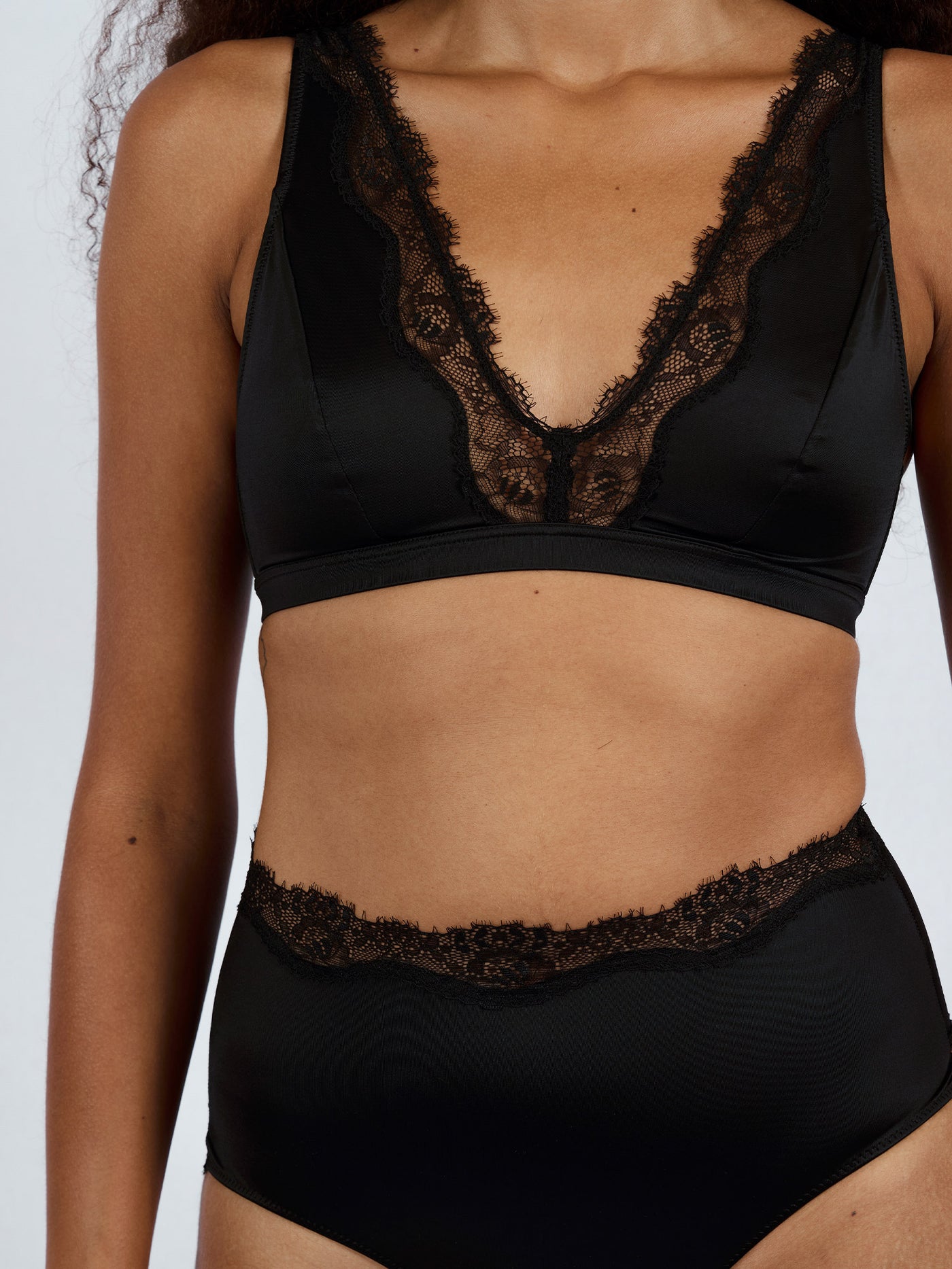 PRÉCOMMANDEZ LE SOUTIEN-GORGE ERICA HIGH APEX NOIR